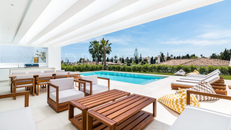 Belle villa de style contemporain meublée à vendre à El Paraiso, New Golden Mile, Estepona