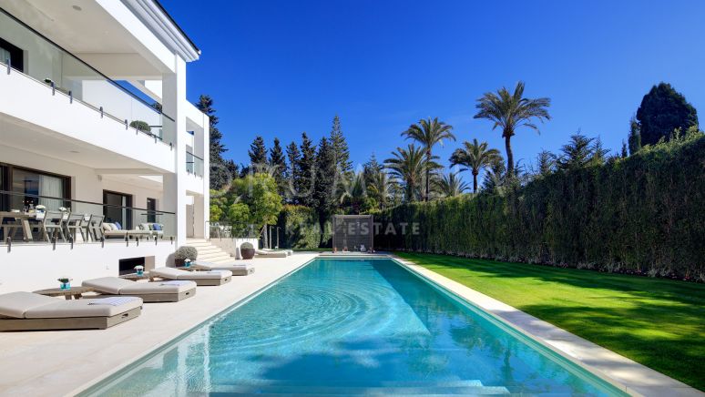 Prachtige, gloednieuwe moderne luxe villa dicht bij het strand in Guadalmina Baja, Marbella