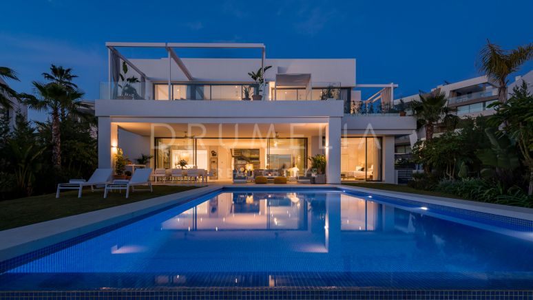 Prachtige gloednieuwe front line golf moderne luxe villa met zeezicht in Cabopino, Marbella Oost