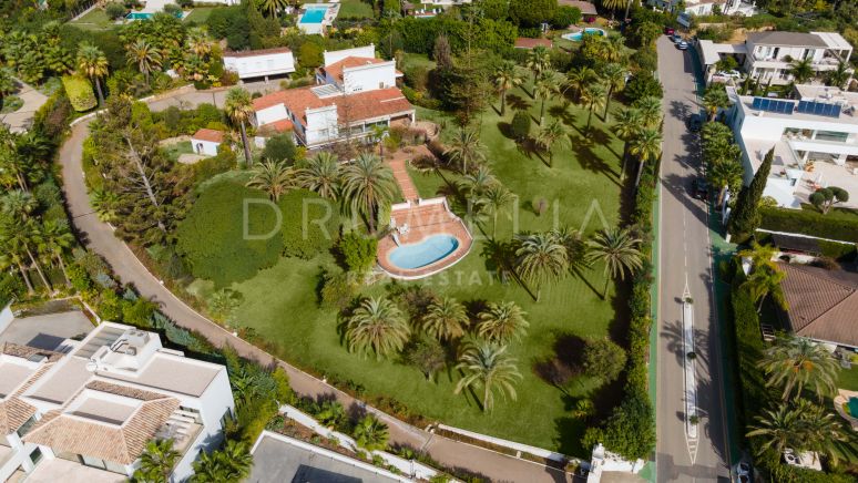 Exceptional huge plot with Andalusian villa and pool in tropical-style paradise in La Cerquilla, Nueva Andalucia, Marbella