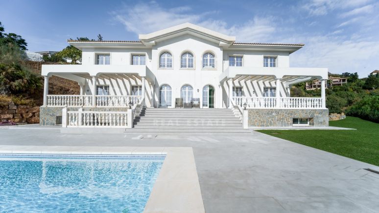 Elegant hus med panoramautsikt över havet i Marbella Club Golf Resort, Benahavis