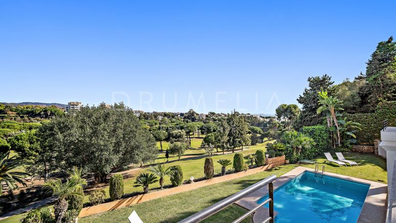 Элегантная современная средиземноморская роскошная вилла на первой линии гольф-поля на продажу в Rio Real Golf, Марбелья