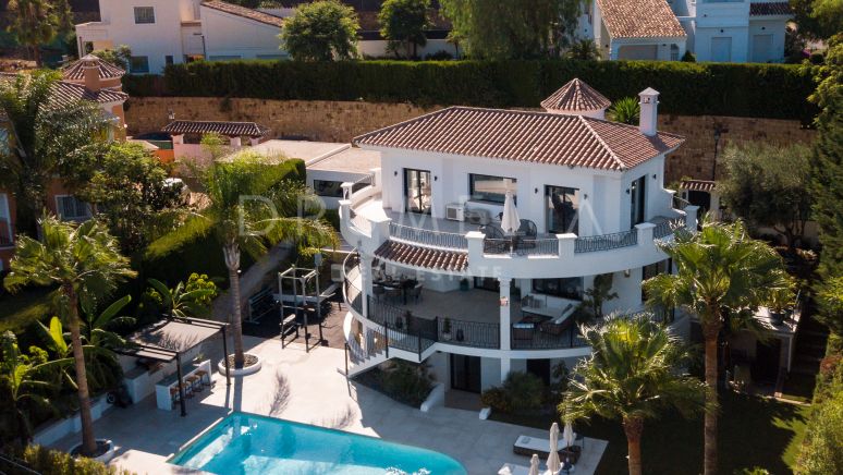 Elegante villa reformada de estilo mediterráneo con vistas al mar en venta en La Quinta, Benahavís