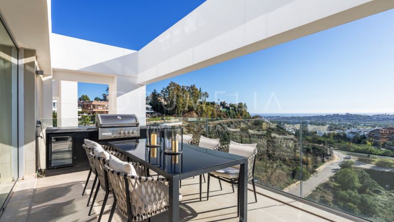 Lyxig tvåvånings takvåning med panoramautsikt över havet i La Morelia de Marbella, Nueva Andalucía