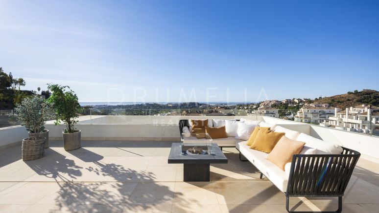 Modern luxe duplex penthouse met panoramisch zeezicht in La Morelia de Marbella, Nueva Andalucia