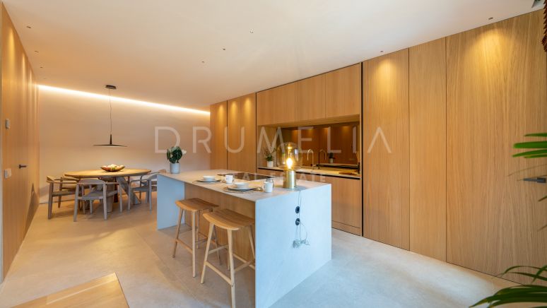 Lujoso apartamento reformado en primera línea de playa en la urbanización Torre Bermeja, Estepona