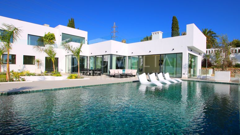 Modern helt ny elegant lyxvilla med panoramautsikt över havet till salu i El Rosario, Marbella Öst