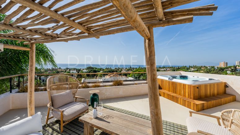 Charmig villa med exotisk resortliknande atmosfär och fantastisk havsutsikt i Marbesa East Marbella
