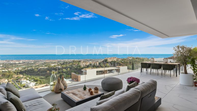 Новая современная элитная квартира с потрясающим панорамным видом на море в муниципалитете Бенахавис на продажу