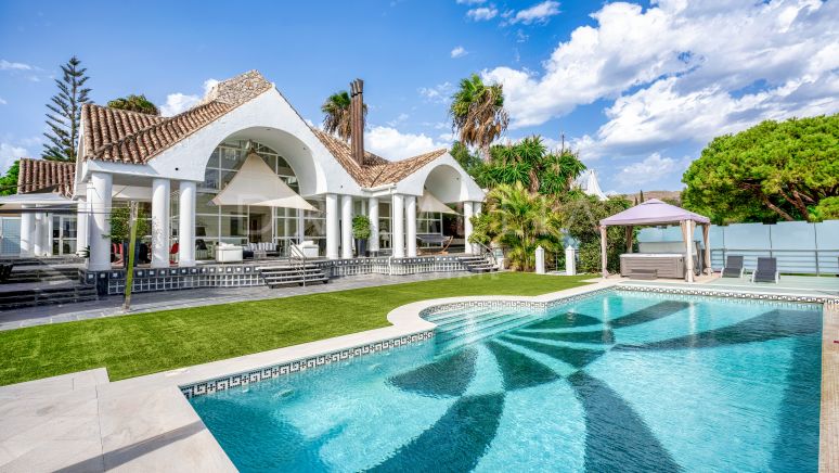 Unieke luxe villa met uitzicht op golfbaan te koop in Aloha, Nueva Andalucía, Marbella