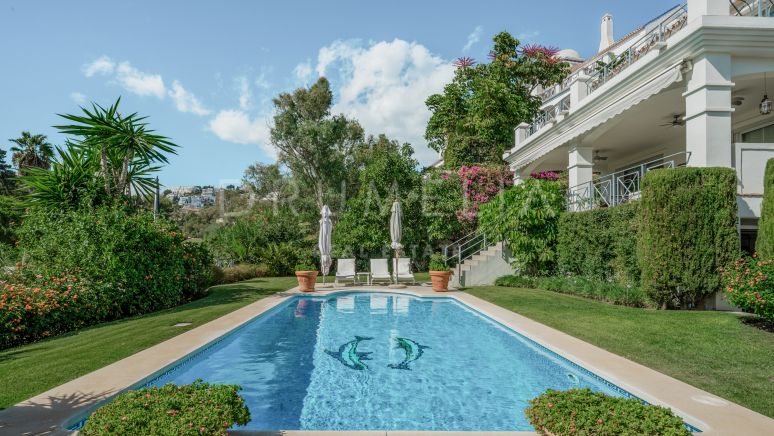Elegant high-end villa with golf views in prestigious La Quinta Golf, Benahavís, for sale