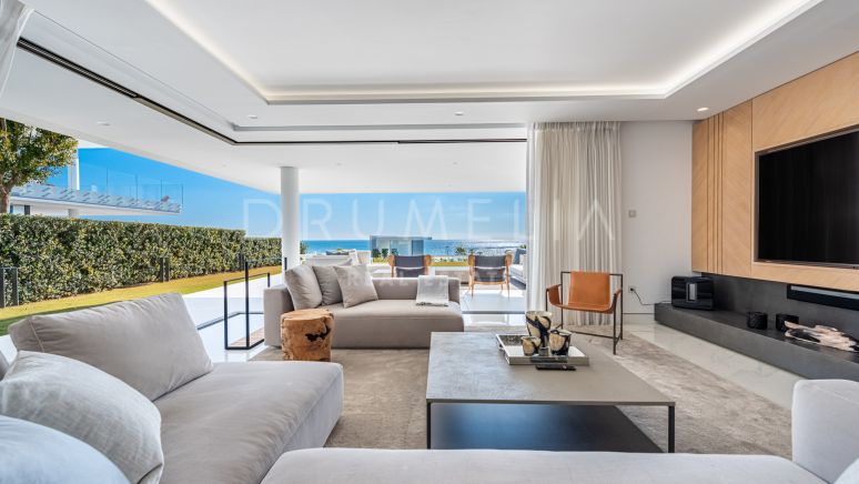 Prachtig, direct aan het strand gelegen appartement op de begane grond met panoramisch uitzicht op zee, Emare, New Golden Mile, Estepona.