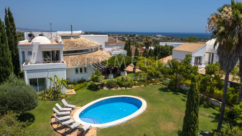 Belle villa de luxe avec vue imprenable sur la mer à vendre à Los Flamingos Golf, Benahavis.