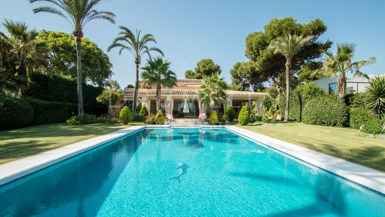 Front-line beach luxury villa with lush gardens and amazing panoramic sea view on the New Golden Mile, Estepona