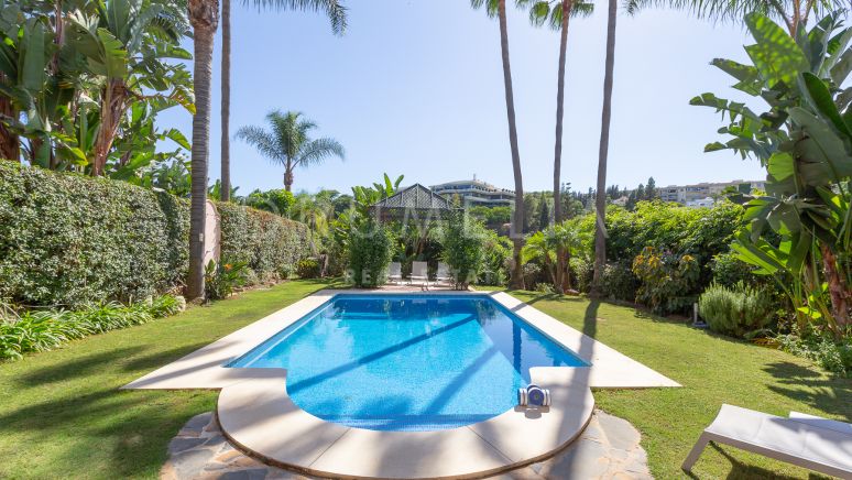 Belle villa familiale rénovée de style méditerranéen à vendre à Puerto Banús, Marbella.