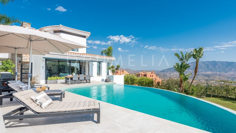 Belle villa de luxe rénovée avec vue panoramique sur la mer à La Mairena, Marbella Est.
