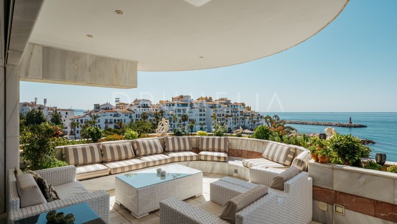 Unik strandtomt vid stranden med magnifik utsikt och pool i Puerto Banus, Marbella