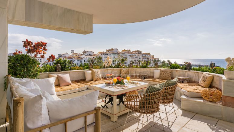 Uniek penthouse aan het strand met prachtig uitzicht en zwembad in Puerto Banus, Marbella.