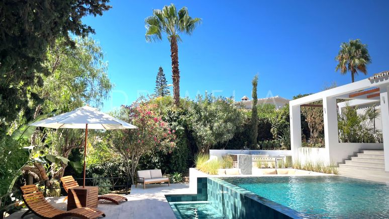 Maßgeschneiderte zeitgenössisch-klassische Luxus-Designervilla zum Verkauf im schönen El Rosario, Marbella Ost