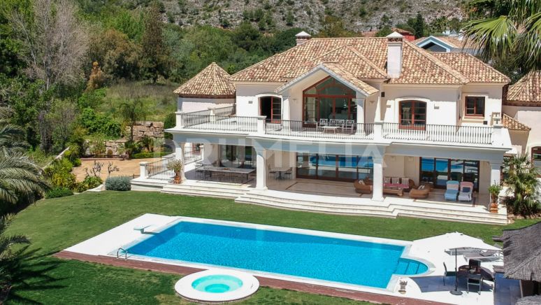 Superb Сlassic Grand Villa with Panoramic Views for Sale in Los Picos, Marbella Golden Mile