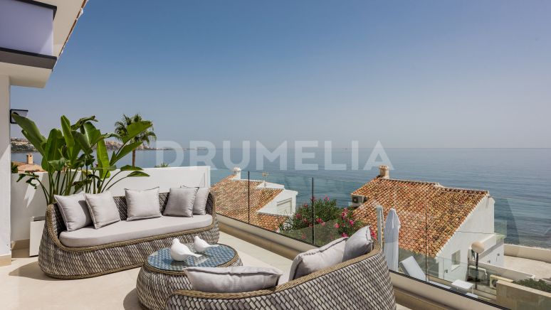 Encantadora villa totalmente reformada en primera línea de playa en Arena Beach, Estepona, con vistas al mar y diseño interior contemporáneo
