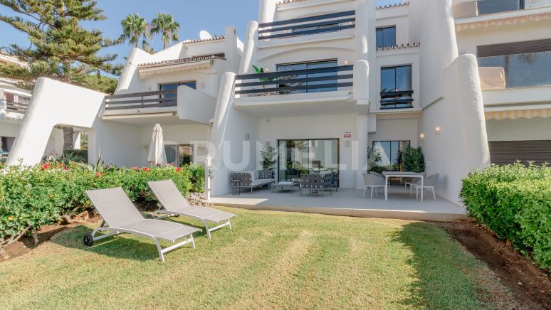 Fully renovated townhouse in beachfront resort Coral Beach on Marbella’s Golden Mile for sale