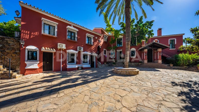 Extraordinaria casa de lujo estilo hacienda cerca del golf con piscina y pista de tenis en Vega del Colorado, Benahavís