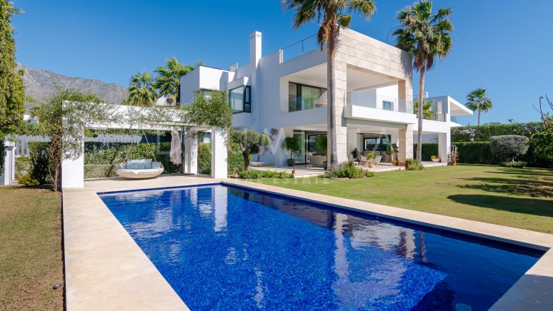 Villa moderna y chic en venta en los prestigiosos Altos de Puente Romano, Milla de Oro de Marbella
