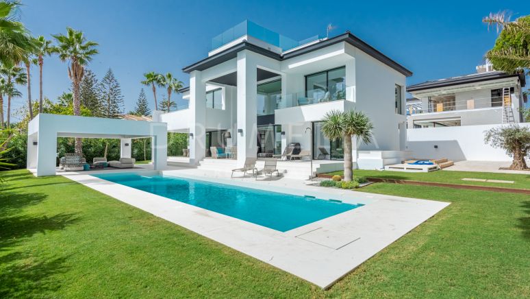 Nieuwe frontlinie strand moderne luxe villa met uitzicht op zee in Cortijo Blanco, Marbella