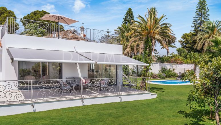 Prachtige volledig gerenoveerde luxe villa met uitzicht op zee te koop in Atalaya Isdabe, Estepona.