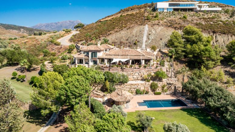 Traditional style, fabulous luxury front-line golf villa in Marbella Club Golf Resort, Benahavis