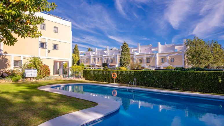 Vollständig renoviertes, elegantes Stadthaus in La Quinta, Benahavis zu verkaufen.