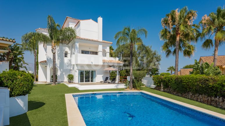 Underbart familjehus i medelhavsstil med oklanderlig design i Atalaya Golf, Estepona