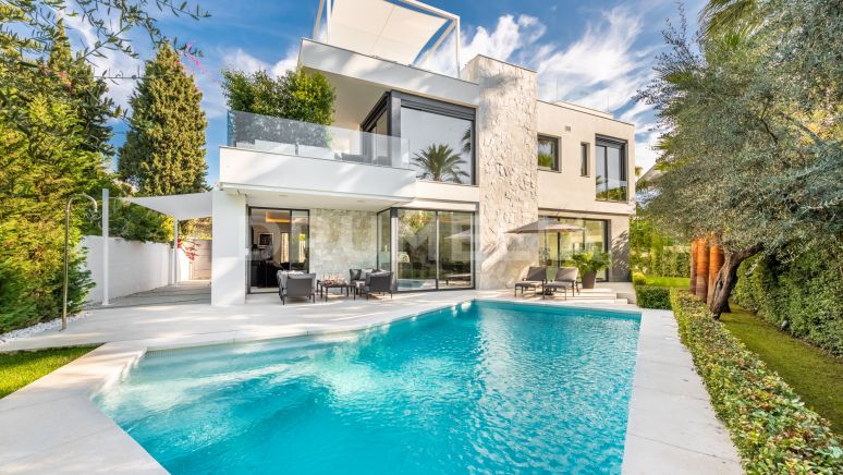 New sublime modern beachfront high-end house in Casablanca, Marbella Golden Mile