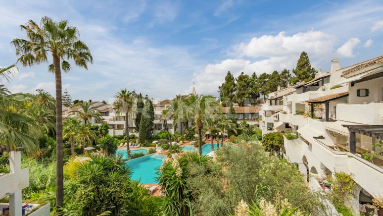 Neu renoviertes, luxuriöses und modernes Penthouse in Puente Romano, Marbellas Goldener Meile, zu verkaufen