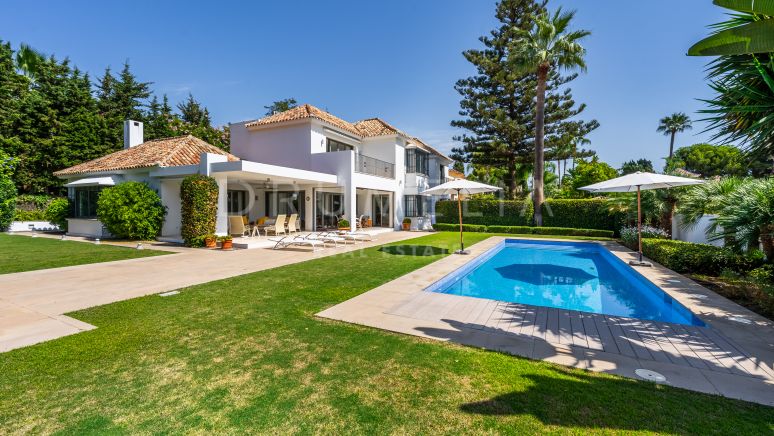 Maravillosa Villa Mediterránea en El Paraíso Barronal en venta en la Nueva Milla de Oro, Estepona
