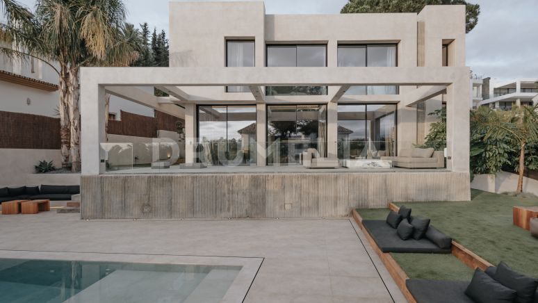 Luxurious state-of-the-art modernist house in Centro Plaza, unbeatable location in Nueva Andalucía