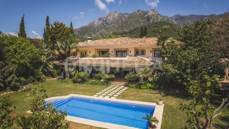 Elegant family house with sea and mountain views in Xarblanca, Marbella