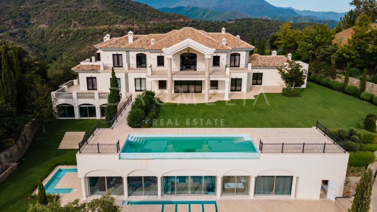 Majestic mansion house with stunning views of the sea and the mountains in La Zagaleta, Benahavís