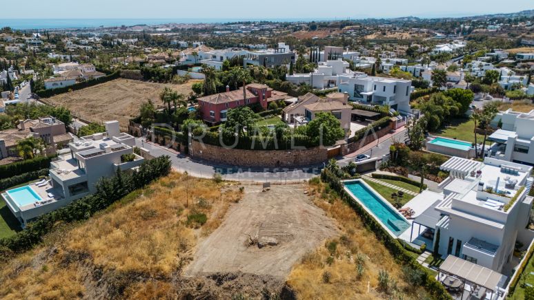Ausgezeichnetes Grundstück mit Projekt und Lizenz in Haza del Conde, Nueva Andalucía