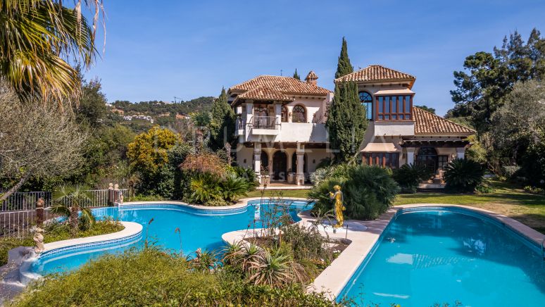 Prachtige mediterrane villa in klassieke stijl te koop in het fabelachtige La Zagaleta, Benahavis