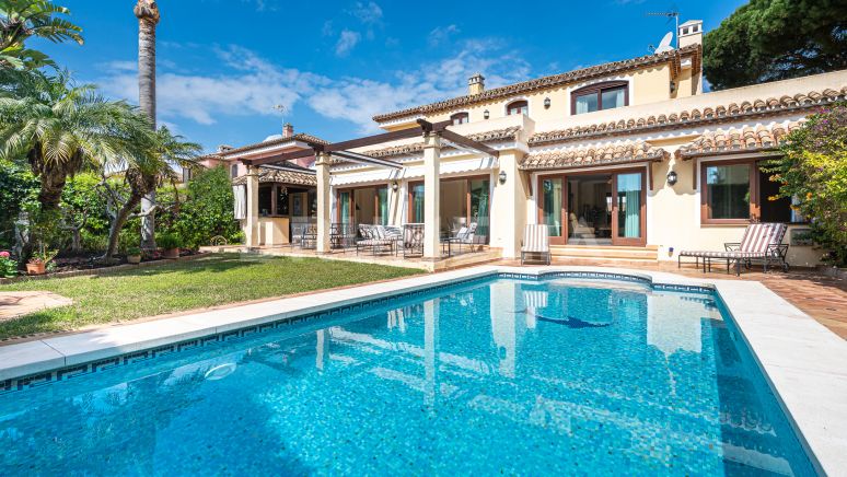 Gezellige en Elegante Luxe Villa Dicht bij Zee in El Presidente, Estepona