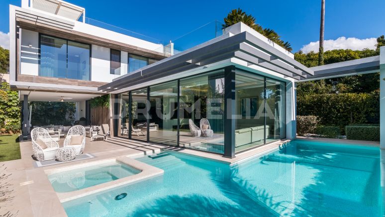 Prächtige neue moderne Luxusvilla mit Blick, Strandseite Goldene Meile, Marbella