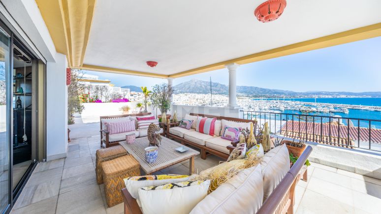 Superbe duplex penthouse luxueux en front de mer dans le fabuleux Puerto Banus, Marbella