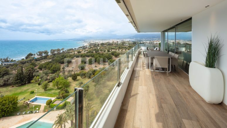 Zeitgenössische Luxuswohnung mit fantastischem Meerblick in Rio Real, Marbella Ost