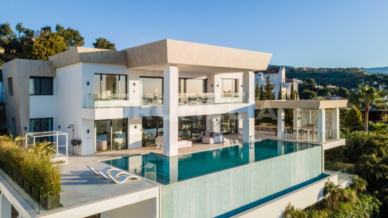 Villa Oasis - Elegante y moderna casa de lujo con factor sorpresa y vistas al mar, Paraíso Alto, Benahavís