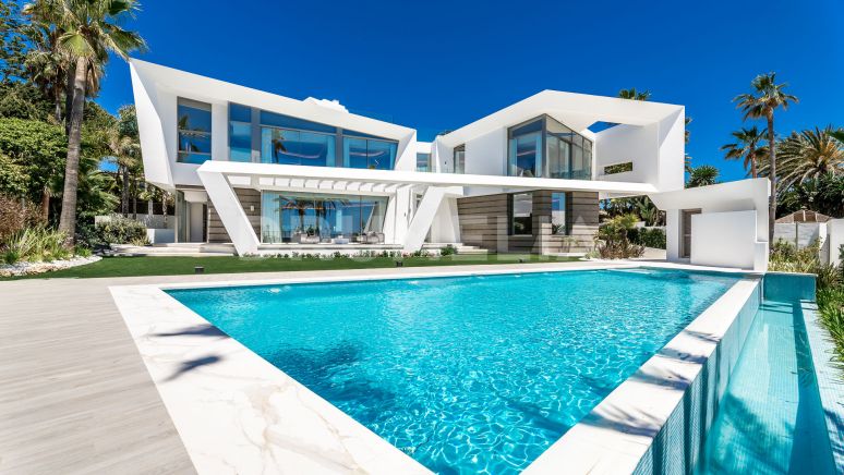 Nouvelle villa avant-gardiste exceptionnelle en bord de mer, Los Monteros, Marbella Est