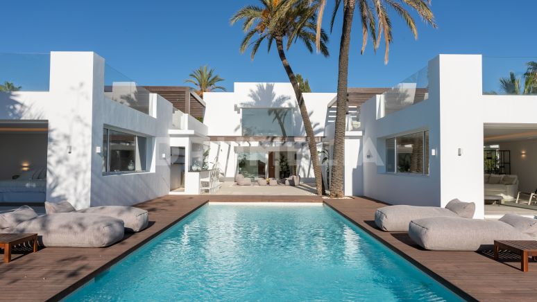 Excepcional villa contemporánea en la playa de Las Chapas, Marbella Este