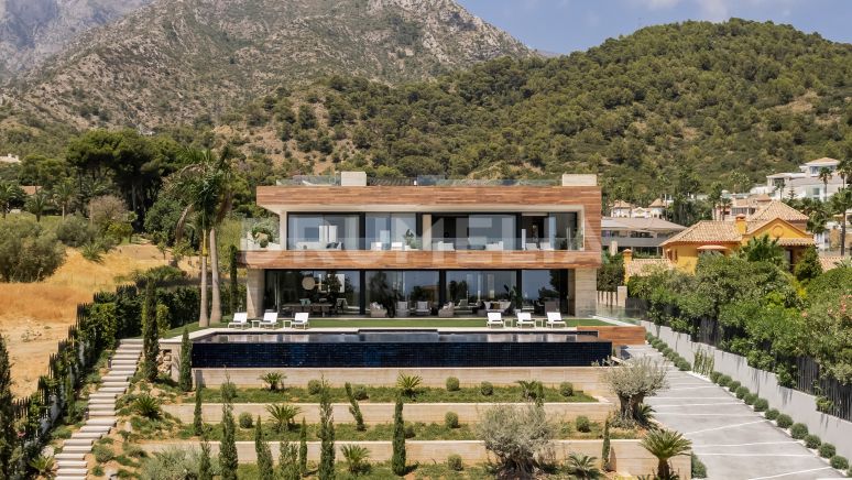 Unik, helt ny villa med spektakulär utsikt i ett privilegierat område i Cascada de Camojan på Marbellas Golden Mile.