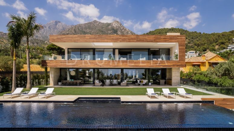 Stor helt ny villa med fantastisk utsikt i Cascada de Camoján på Marbellas Golden Mile.